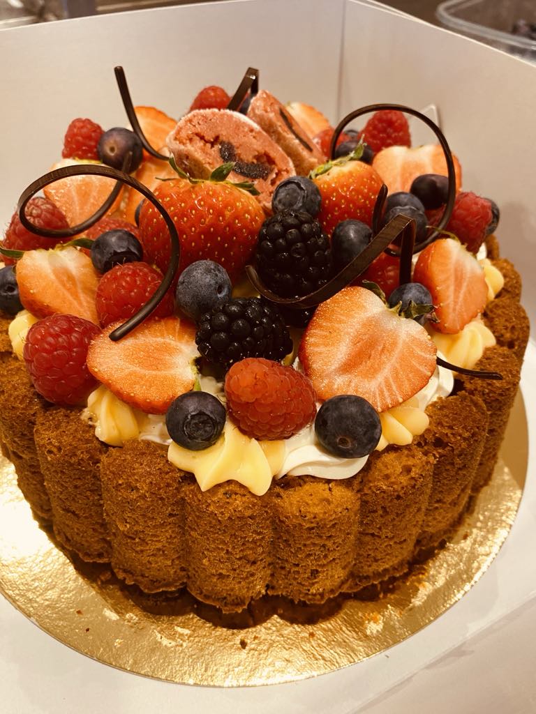 Charlotte cake met gele room en seizoensfruit