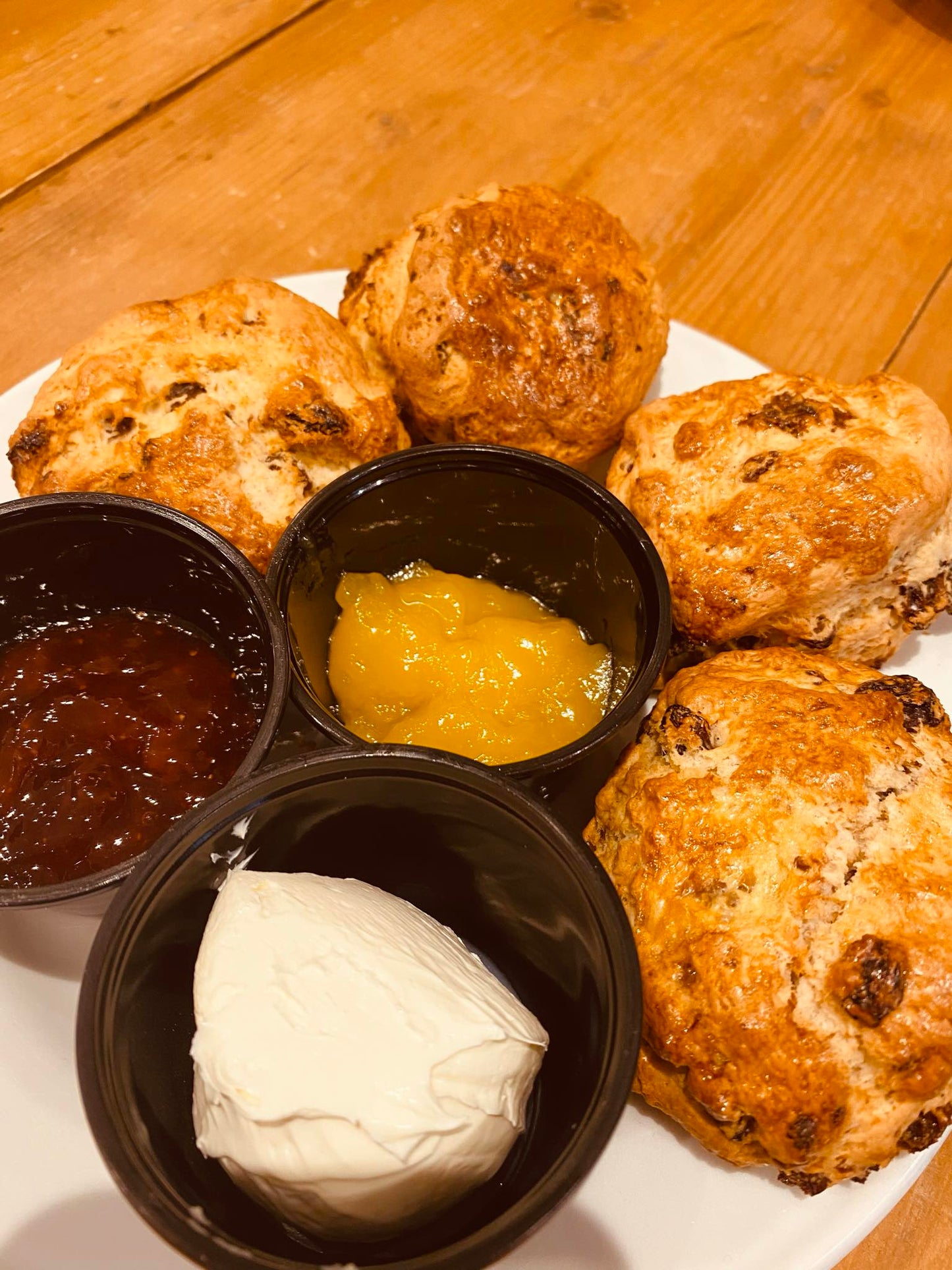 Set van 4 scones rozijnen met clotted cream, jam en lemoncurd