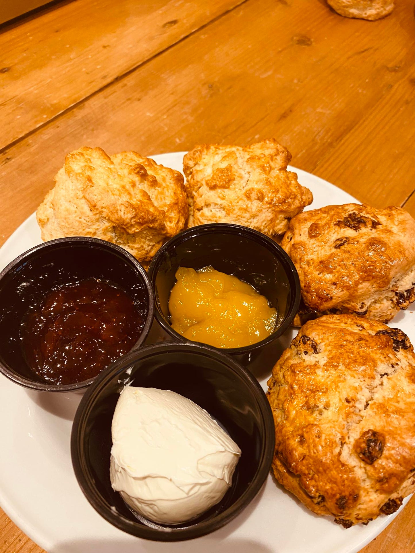 Set van 4 scones mixed met clotted cream, jam en lemoncurd