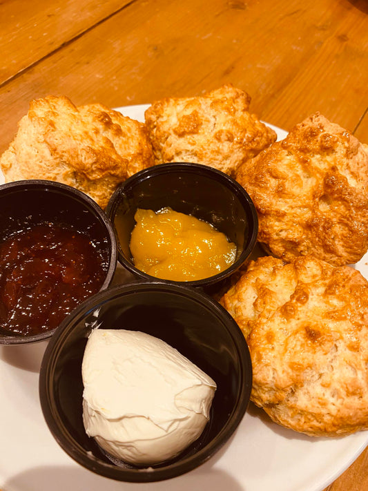 Set van 4 scones naturel met clotted cream, jam en lemoncurd